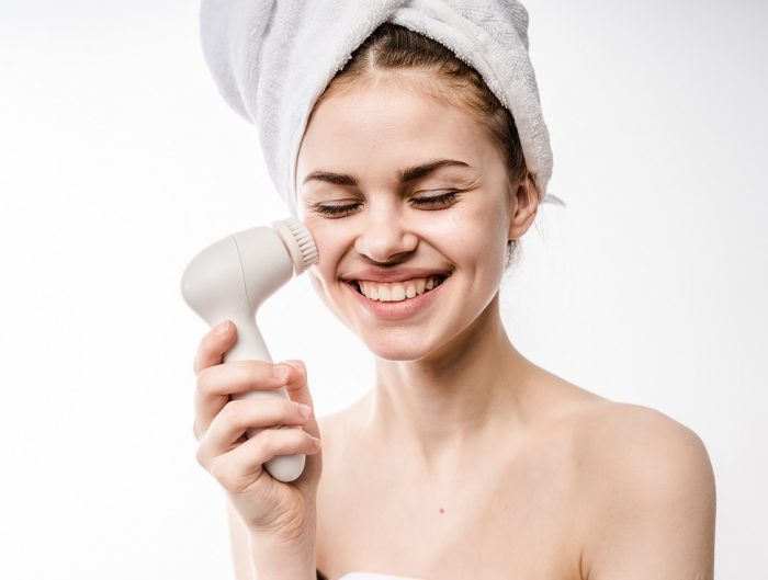 Oczyszczanie twarzy szczoteczka to trend, który nadaje się do każdej cery.