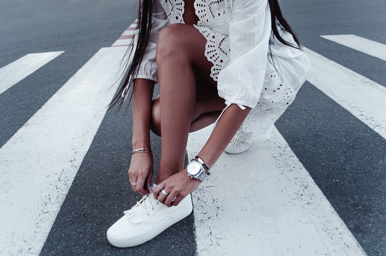 Mała biała sukienka — stylizacje w letnim klimacie