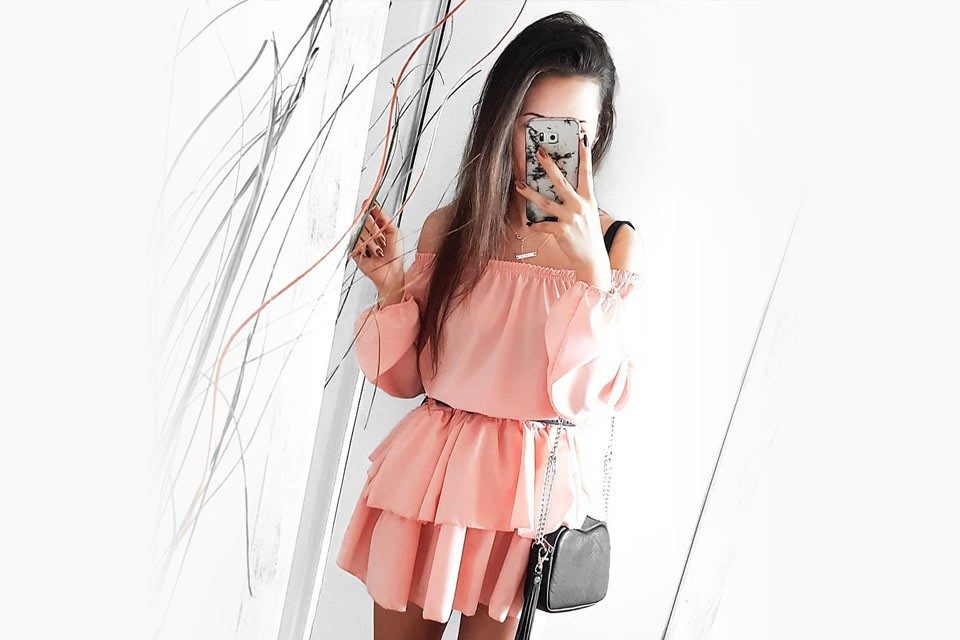 Kolorowa sukienka hiszpanka – stylizacje, które są hitem Instagrama!