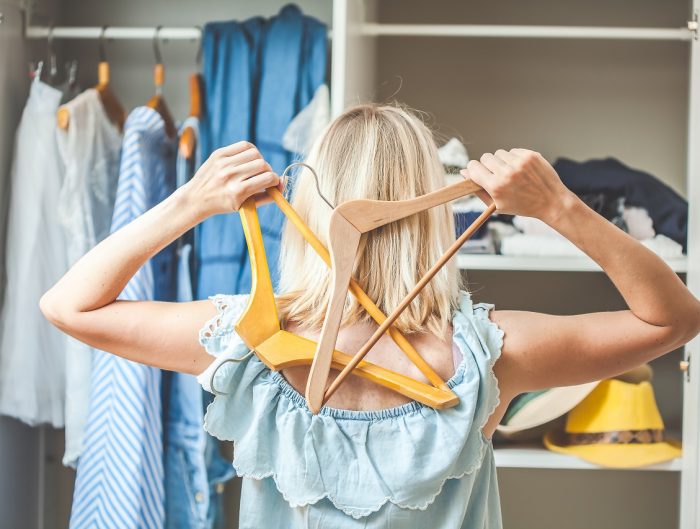 Minimalizm w szafie: jak segregować ubrania?