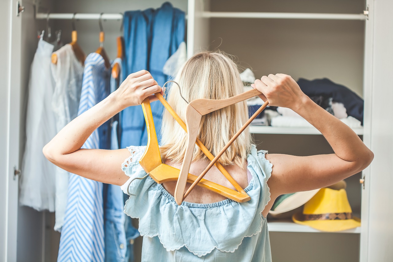 Minimalizm w szafie: jak segregować ubrania?