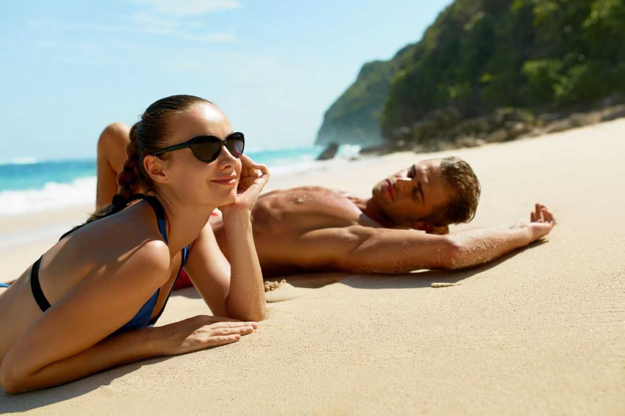 Stylizacje na plażę: na co patrzą faceci? (pytamy ich – będziesz zaskoczona!)