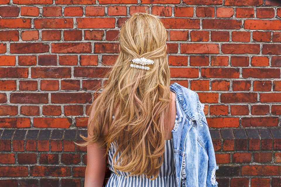 Letnie dodatki do włosów – 5 modnych fryzur na lato