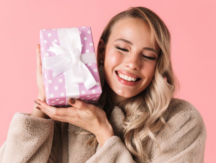 Prezent na Mikołaja dla dziewczyny: 5 stylowych pomysłów