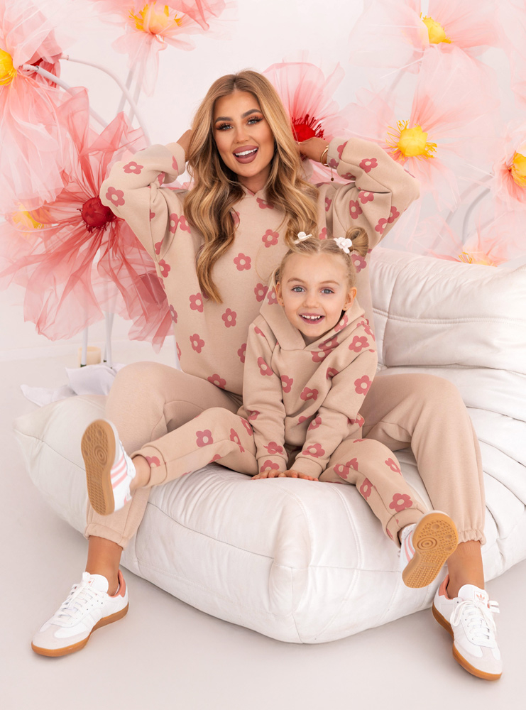 Beżowy komplet dresowy w różowe kwiatki mama i córka Moniqua - L2 - Kolor : L2- Rozmiar : 92/98- Rozmiar dla mamy : L/XL