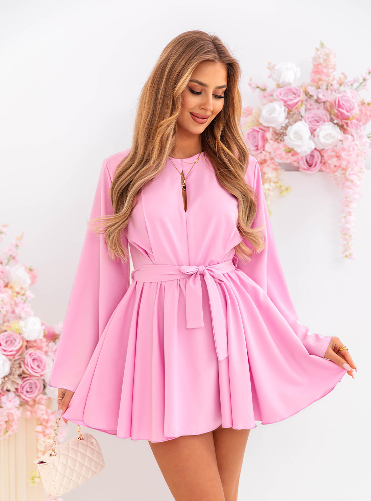 Pudrowy kombinezon jak sukienka wiązany w talii Florene - Kolor : Pudrowy- Rozmiar : S/M